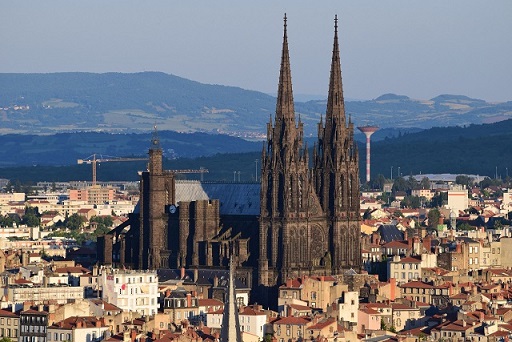 Un faux Navire Noir Perché de l'énigme de la Chouette d'Or peut être la seule cathédrale noire de France : celle de Clermont-Ferrand