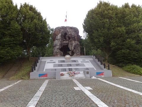 Moulin à vent fortifié, monument aux morts vers Vieux-Condé.
(c) Simon Templar 2023