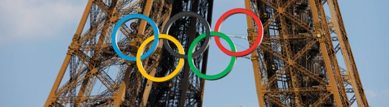 Les anneaux olympiques sur la Tour Eiffel